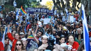 צעדת ההשתקה צעדה של מטה המאבק המשותף של מקצועות הבריאות 'החלוקים הלבנים' נגד המהפכה המשפטית, מקריית הממשלה בתל אביב לבית הכרזת העצמאות