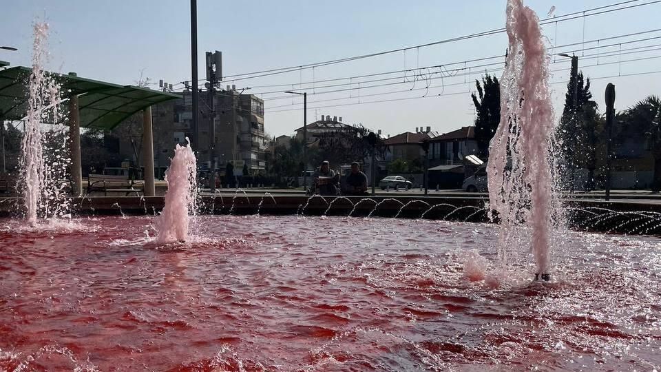 המזרקה בגבול יפו-בת ים נצבעה באדום במחאה על המהפכה המשפטית