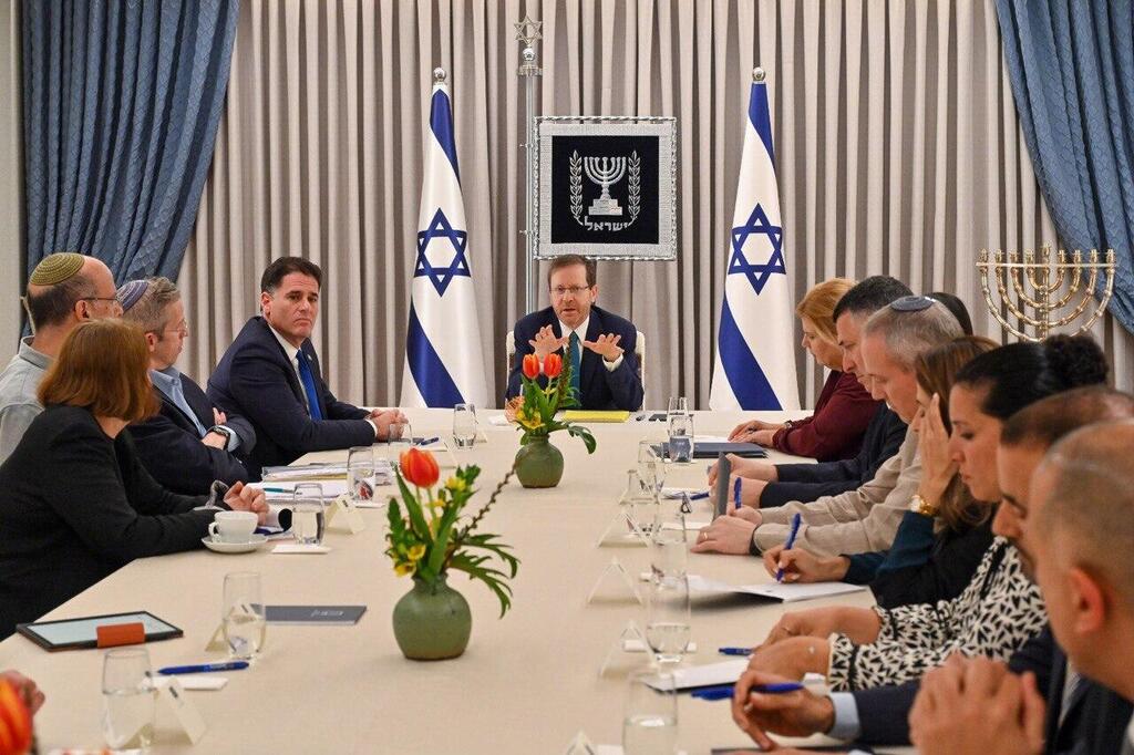 שיחות ההידברות בבית הנשיא. "חוששים שהרפורמה הולכת להתמסמס עם כל מה שקורה שם"
<br> (צילום: קובי גדעון, לע"מ) נשיא המדינה יצחק הרצוג עם צוותי העבודה מטעם הקואליציה, סיעת יש עתיד וסיעת המחנה הממלכתי בפגישת הידברות ראשונה בבית הנשיא