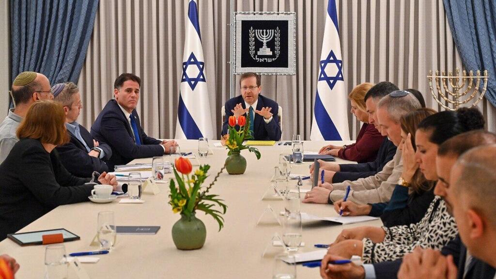 הצוותים לשיחות בבית הנשיא (צילום: קובי גדעון, לע"מ) נשיא המדינה יצחק הרצוג עם צוותי העבודה מטעם הקואליציה, סיעת יש עתיד וסיעת המחנה הממלכתי בפגישת הידברות ראשונה בבית הנשיא