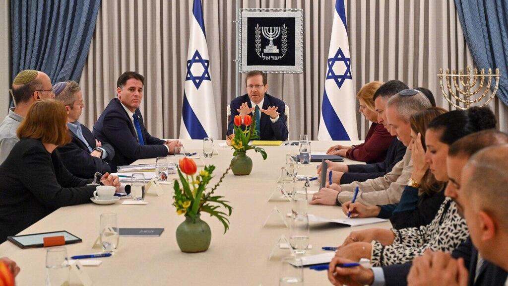 פגישת ההידברות הראשונה אצל הנשיא, יממה לאחר שנתניהו הודיע על עצירת החקיקה (צילום: קובי גדעון, לע"מ) נשיא המדינה יצחק הרצוג עם צוותי העבודה מטעם הקואליציה, סיעת יש עתיד וסיעת המחנה הממלכתי בפגישת הידברות ראשונה בבית הנשיא