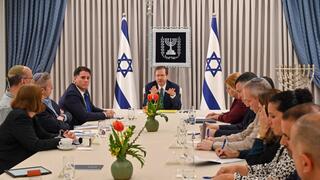 נשיא המדינה יצחק הרצוג עם צוותי העבודה מטעם הקואליציה, סיעת יש עתיד וסיעת המחנה הממלכתי בפגישת הידברות ראשונה בבית הנשיא