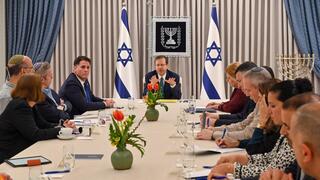 נשיא המדינה יצחק הרצוג עם צוותי העבודה מטעם הקואליציה, סיעת יש עתיד וסיעת המחנה הממלכתי בפגישת הידברות ראשונה בבית הנשיא
