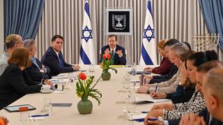 נשיא המדינה יצחק הרצוג עם צוותי העבודה מטעם הקואליציה, סיעת יש עתיד וסיעת המחנה הממלכתי בפגישת הידברות ראשונה בבית הנשיא