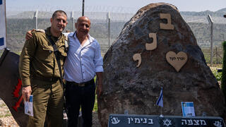 סא"ל כהן והאח השכול אלי עוזר ליד האנדרטה החדשה. "חששתי שלא אזכה לראות אותה שוב" משפחתו וחבריו של בנימין עוזר מבקרים באנדרטה שהקימו לזכרו