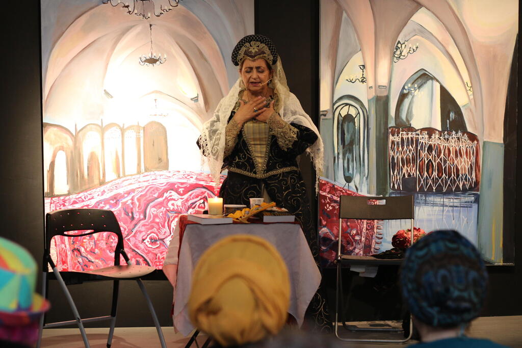Michal Aharoni-Regev in a performance in memory of Donna Gracia Nasih (Photo: Michal Sabag) מיכל אהרוני רגב במופע לזכרה של דונה גרציה נשיא