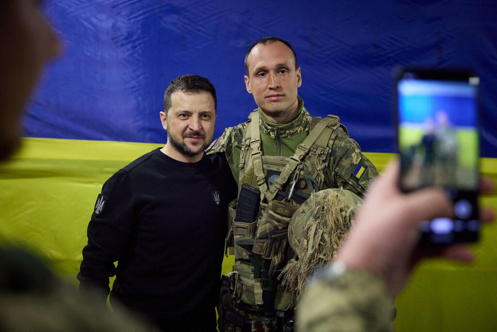 צילום: AFP PHOTO / UKRAINIAN PRESIDENTIAL PRESS SERVICE נשיא אוקראינה זלנסקי נפגש עם חיילים ב זפוריז'יה 27 במרץ מלחמה מול רוסיה