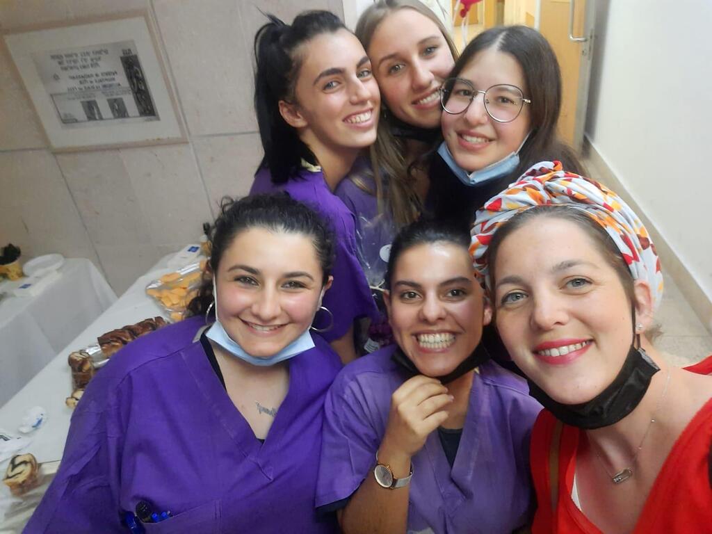 האוזי ובנות השירות