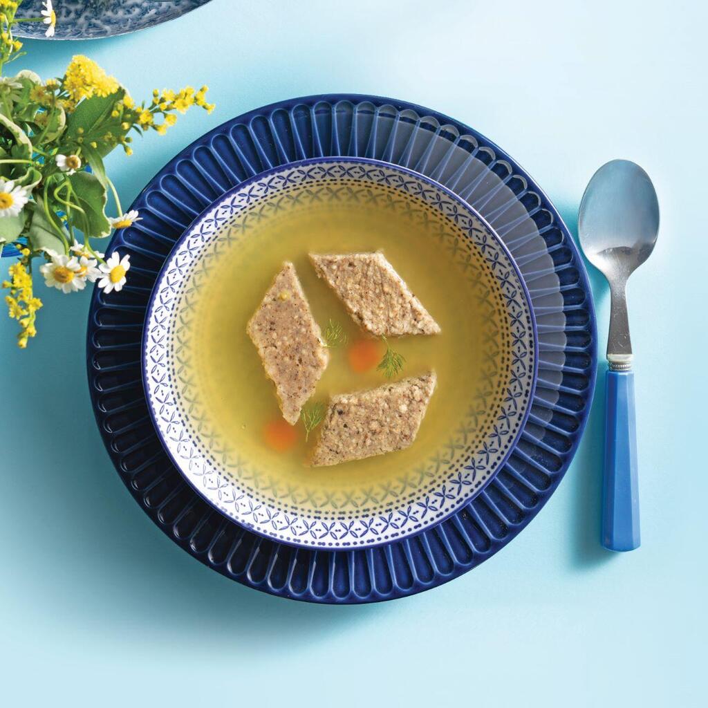 קניידלך עם טריק במרק עוף (צילום: דניאל לילה) קניידלך עם טריק במרק עוף