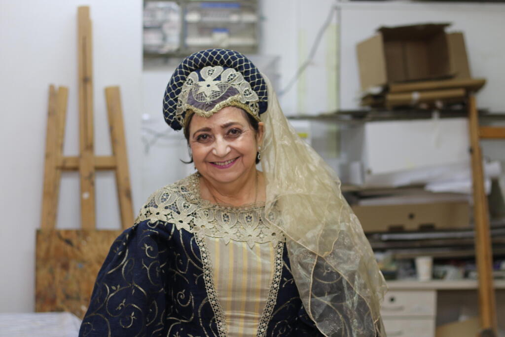 Michal Aharoni-Regev at a performance in memory of Doña Gracia Nasi (Photo: Michal Sabag) מיכל אהרוני רגב במופע לזכרה של דונה גרציה נשיא בגלריית המקלט