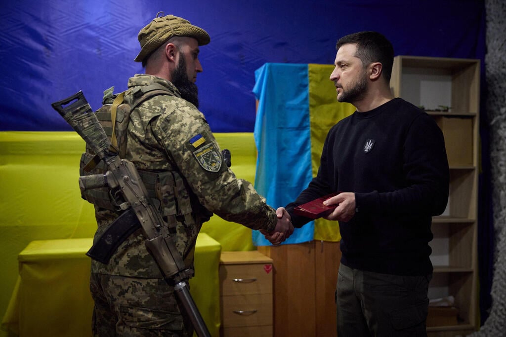 צילום: AFP PHOTO / UKRAINIAN PRESIDENTIAL PRESS SERVICE נשיא אוקראינה זלנסקי נפגש עם חיילים ב זפוריז'יה 27 במרץ מלחמה מול רוסיה