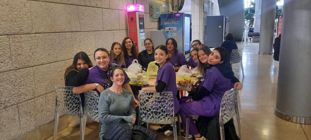 האוזי ובנות השירות