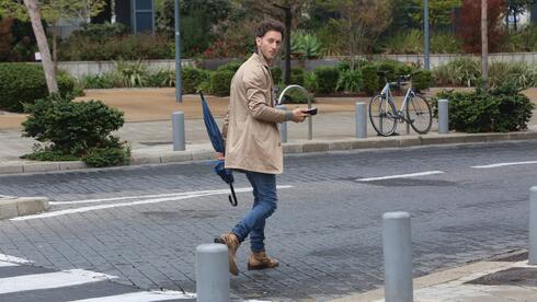 Bending caffeine to his will? Mentalist Lior Suchard spotted at Tel Aviv café - Vimarsana News