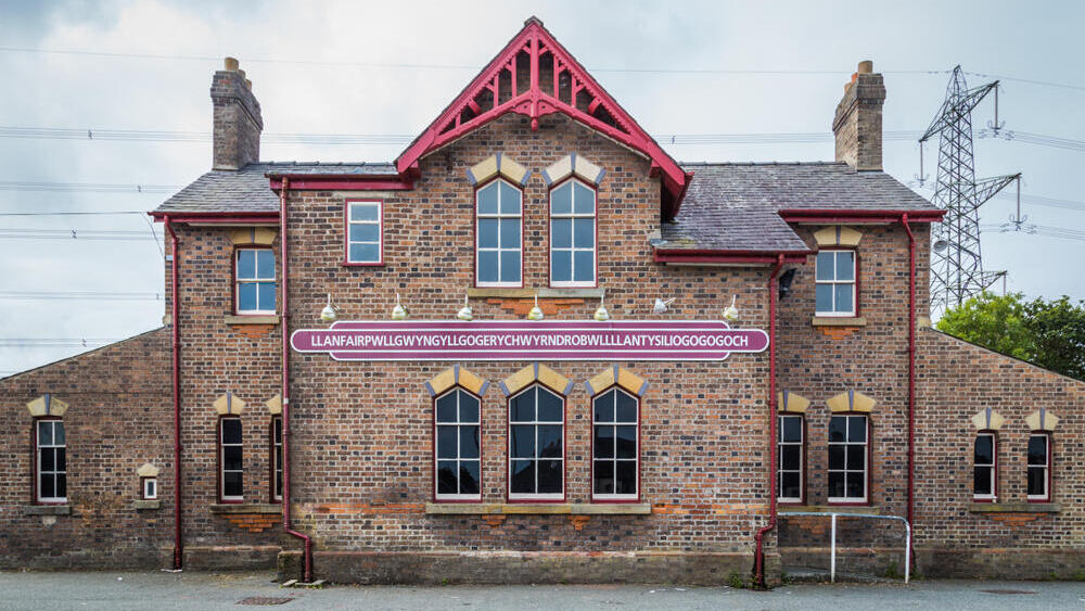 Hello Llanfairpwllgwyngyllgogerychwyrndrobwllllantysiliogogogoch Top 5