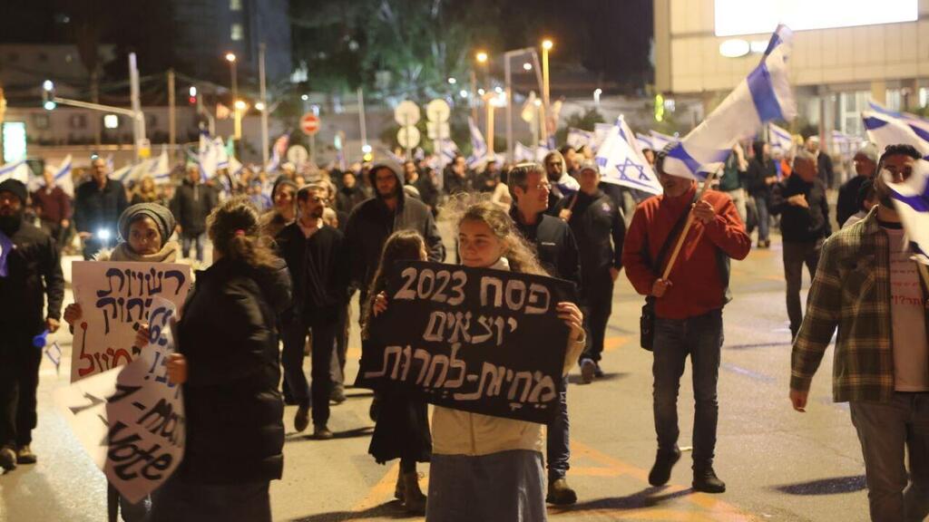 צילום: מוטי קמחי מפגינים בעד ההפיכה המשפטית חוסמים את צומת עזריאלי, תל אביב