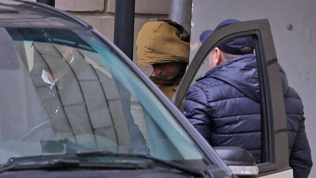 Evan Gershkovich leaves a Russian courthouse in March (Photo: Reuters) איוון גרשקוביץ' עיתונאי אמריקני של וול סטריט ג'ורנל נעצר ב רוסיה בחשד ל ריגול יוצא מבית המשפט ב מוסקבה