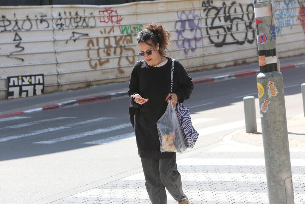 כאילו שהיא לא שמה לב (צילום: מוטי לבטון) פפראצי