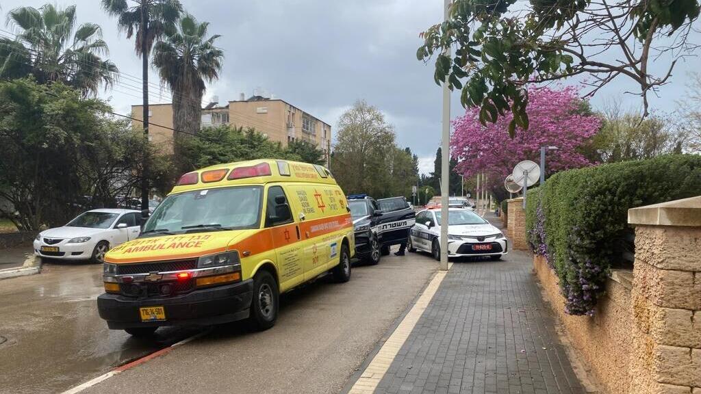 הזירה בפרדס חנה. הבת לא שמעה רעש או צעקות (צילום: תיעוד מבצעי מד"א) הזירה בפרדס חנה. הבת לא שמעה רעש או צעקות