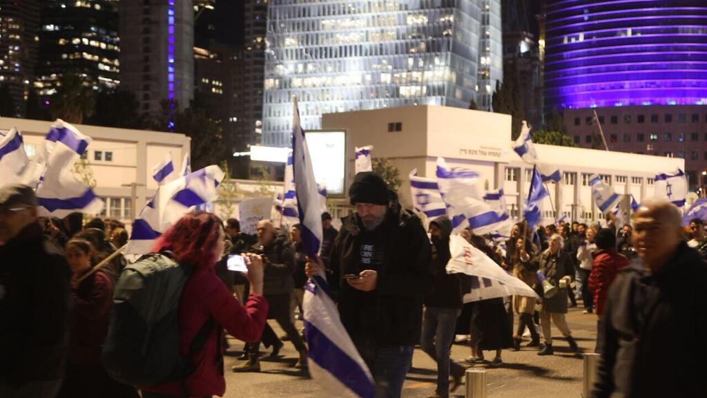 חסימה באזור צומת עזריאלי (צילום: מוטי קמחי) מפגינים בעד ההפיכה המשפטית חוסמים את צומת עזריאלי, תל אביב