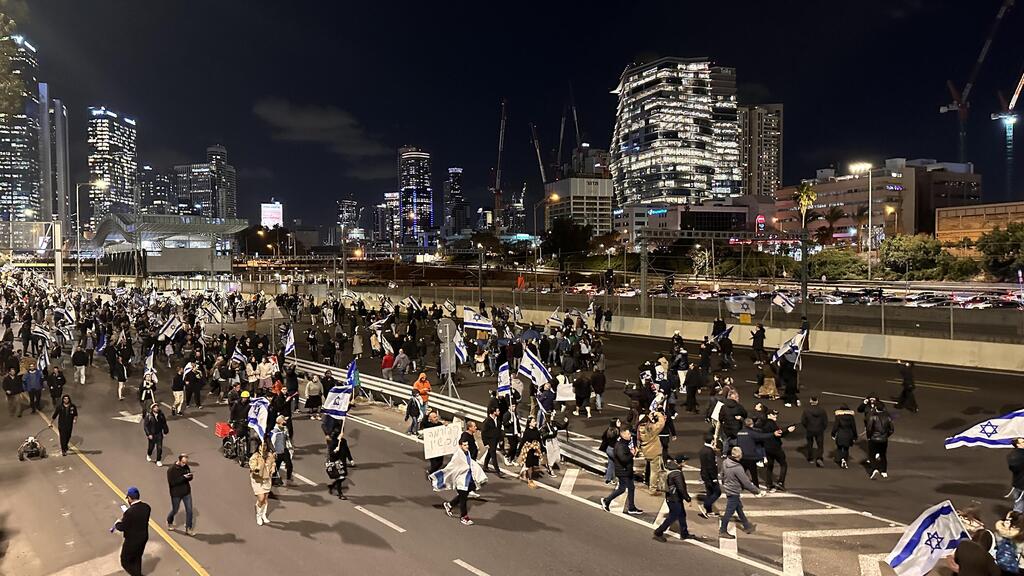 מפגינים בעד ההפיכה המשפטית חוסמים את איילון דרום (צילום: טל שחר) מפגינים בעד ההפיכה המשפטית חוסמים את איילון דרום