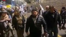 ח"כ אלמוג כהן בנתיבי איילון (צילום: יאיר לוי, בחדרי חרדים) אלמוג כהן חוסם את איילון בהפגנה בעד ההפיכה המשפטית