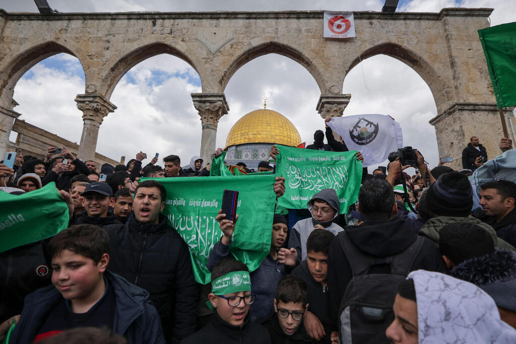 סרטי חמאס ודגלים בהר הבית בשבוע שעבר (צילום: AFP) תפילות יום השישי הבר הבית