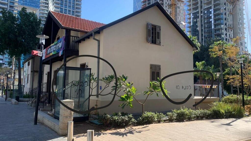 כתובות "כהנא חי" על מבנה המרכז הגאה (צילום: דוברות המשטרה) גרפיטי "כהנא חי" על מבנה המרכז הגאה בשרונה, תל אביב
