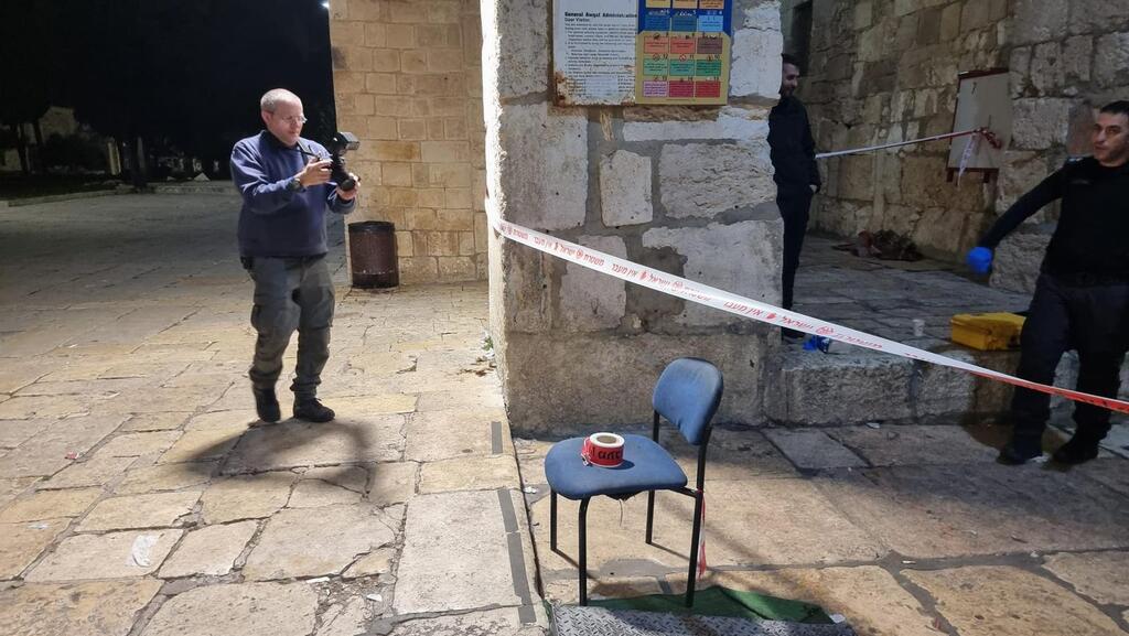 זירת ניסיון חטיפת הנשק, הלילה (צילום: דוברות המשטרה) זירת ניסיון חטיפת הנשק בעיר העתיקה בירושלים