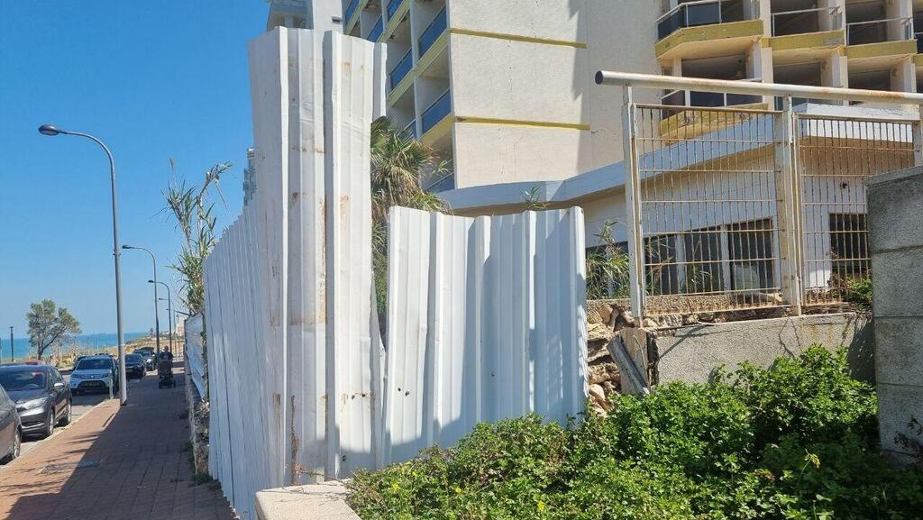 הפרצה שממנה נכנסו החשודים. מאז במקום הוצבה שמירה 24/7 (צילום: רענן בן צור) המלון הנטוש