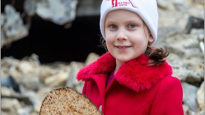 ילדה יהודית באוקראינה מתכוננת לפסח