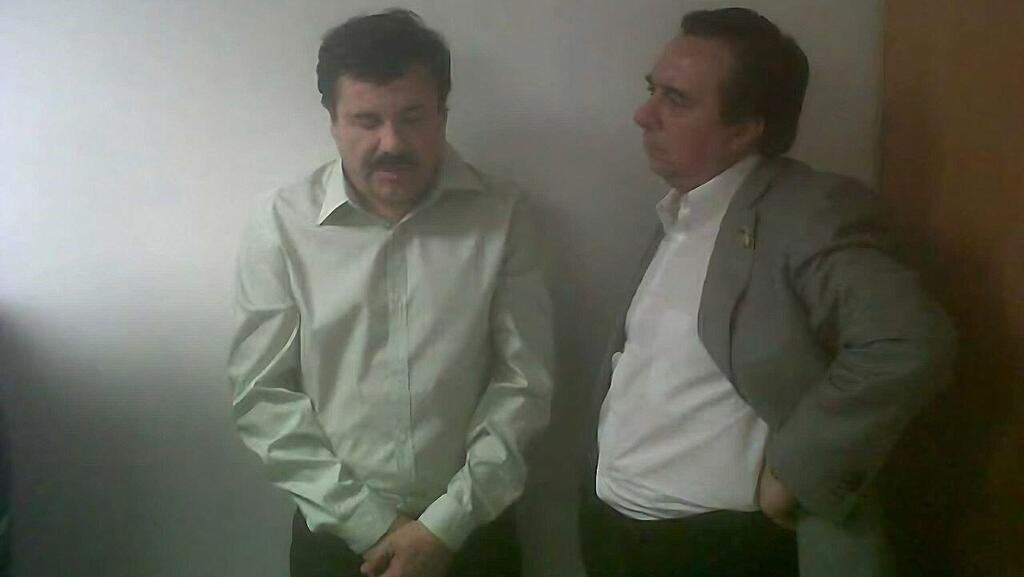 תומאס זרון עם אל-צ'אפו אחרי לכידתו