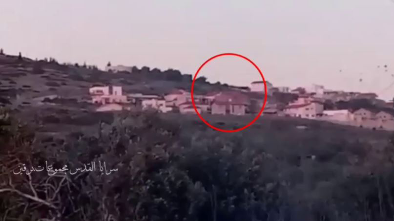 המחבלים מקיפים בעיגול את הבית במעלה גלבוע שלעברו ירו תיעוד פלסטיני מהמחבלים - פיגוע הירי בקיבוץ מעלה גלבוע