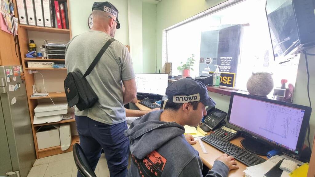 השוטרים בצ'יינג' (צילום: דוברות המשטרה ) מעצר החשוד
