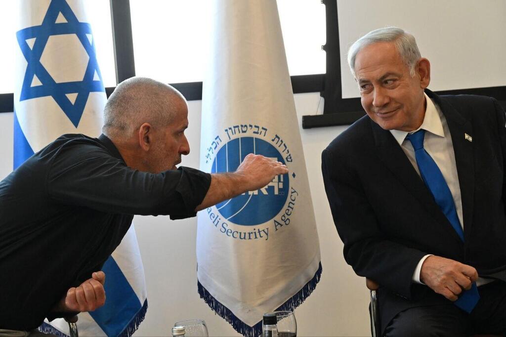 נתניהו ובר בהרמת הכוסית, היום. רה"מ: "מי שבא לפגוע בנו, צריך לדעת שדמו בראשו" (צילום: קובי גדעון, לע"מ) ראש הממשלה בנימין נתניהו עם ראש ה שב"כ רונן בר הרמת כוסית לרכל חג הפסח