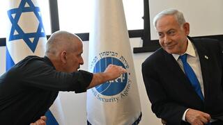 ראש הממשלה בנימין נתניהו עם ראש ה שב"כ רונן בר הרמת כוסית לרכל חג הפסח