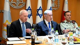 שר הביטחון יואב גלנט עם ראש הממשלה בהרמת כוסית לקראת פסח