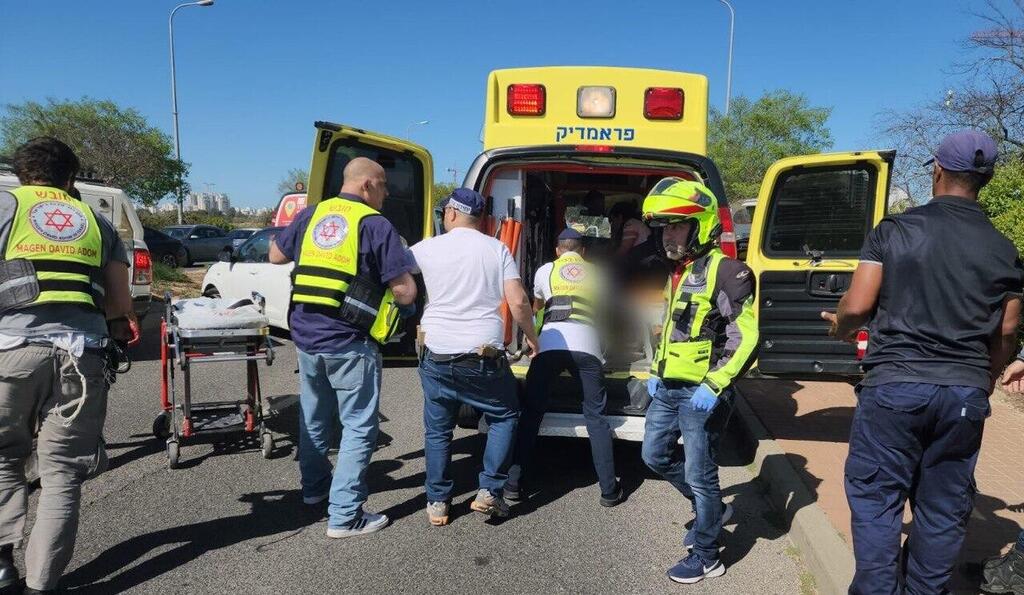 זירת הפיגוע סמוך לצריפין (צילום: תיעוד מבצעי מד"א) זירת הפיגוע באזור צריפין