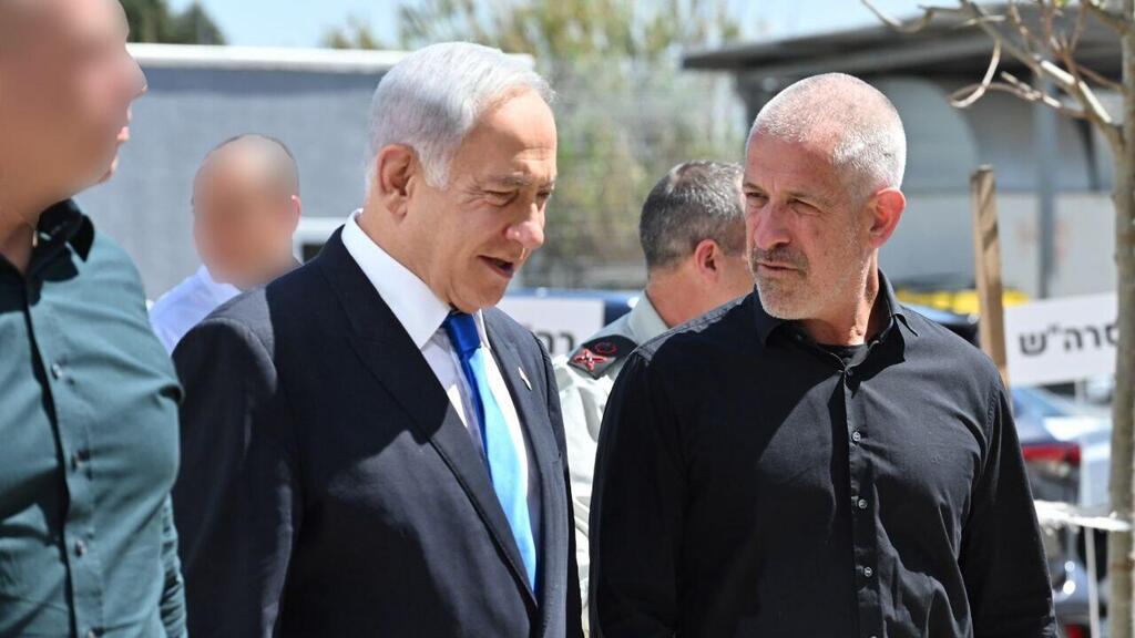 נתניהו וראש השב"כ רונן בר. "הפעלת שב"כ בחברה הערבית - הכרזה עליה כאויבת המדינה" (צילום: קובי גדעון, לע"מ) ראש הממשלה בנימין נתניהו עם ראש ה שב"כ רונן בר הרמת כוסית לרכל חג הפסח