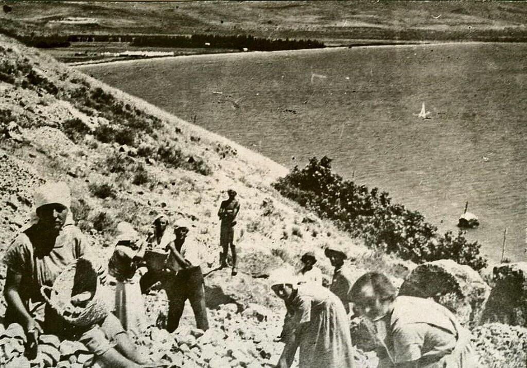 גם הנשים רצו לסקל אבנים על כביש טבריה-צמח חלוצות לפני מאה שנה על כביש טבריה־צמח