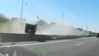  קוביית בטון עפה ממשאית בזמן נסיעה