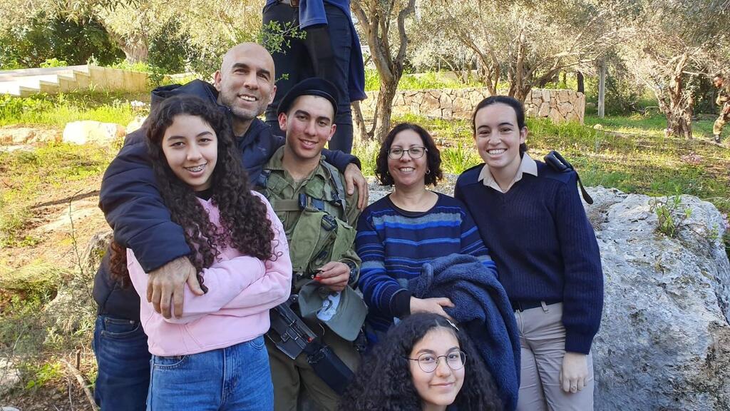 ניר דקל ומשפחתו