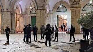 כוחות הביטחון מתכוננים לכניסה למסגד אל-אקצא