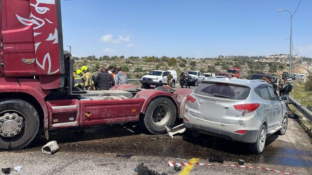 צילום: תיעוד מבצעי מד"א תאונת דרכים בין משאית לרכב פרטי בכביש 60 משילה לסינג'יל
