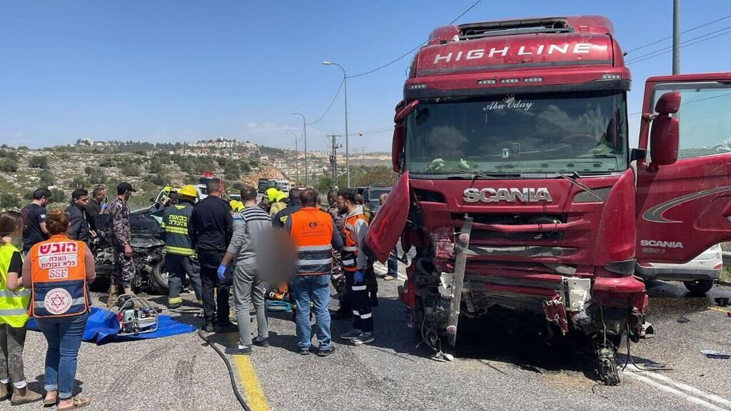 זירת התאונה (צילום: תיעוד מבצעי מד"א) תאונת דרכים בין משאית לרכב פרטי בכביש 60 משילה לסינג'יל