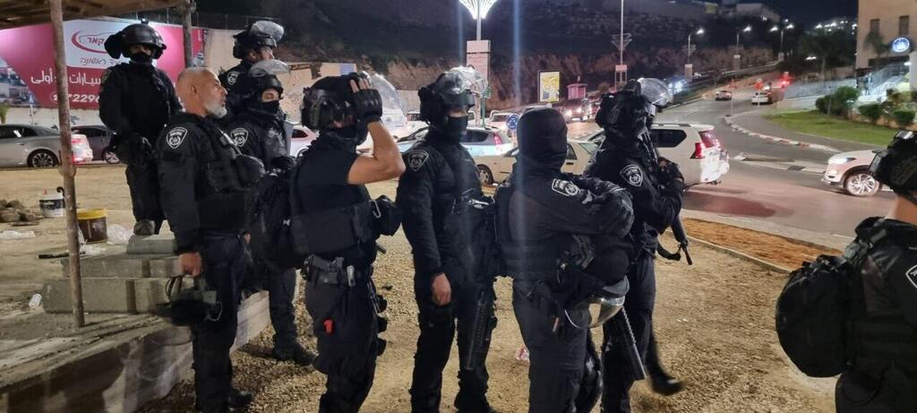 כוחות הביטחון באום אל פחם (צילום: דוברות המשטרה) תיעוד מההתפרעויות באום אל פחם