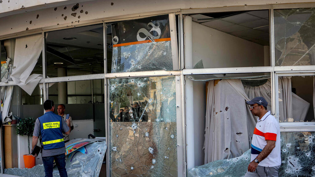Aftermath of a rocket attack on Shlomi on the northern border (Photo: AFP) פגיעת רקטה בשלומי