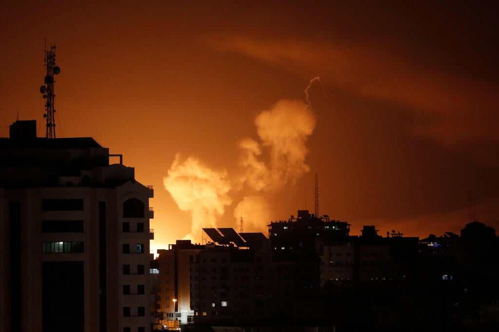 תקיפת צה"ל ברצועת עזה הלילה (צילום: AFP) תקיפת צה"ל ברצועת עזה בתגובה לירי הרקטות
