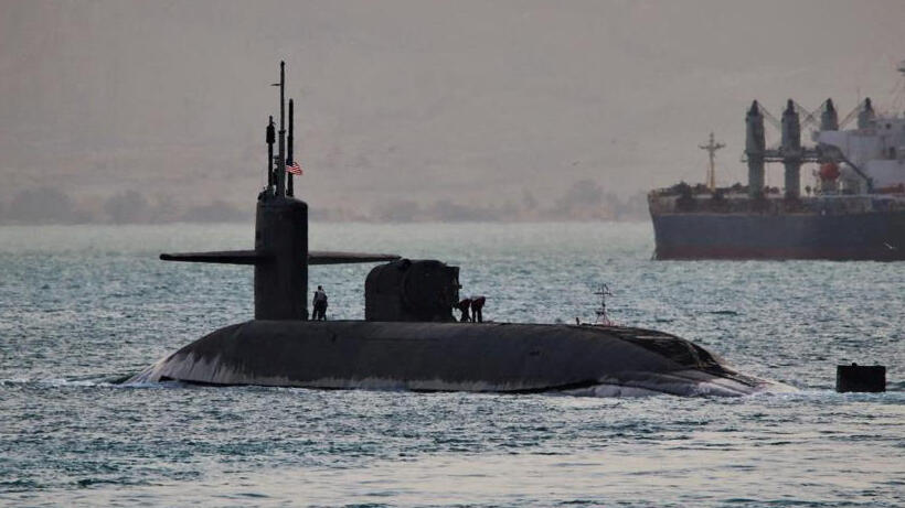 הצוללת האמריקנית USS פלורידה עוברת אתמול בתעלת סואץ (צילום: רויטרס) ארה"ב צוללת USS פלורידה נשלחה לים האדום להרתיע את איראן