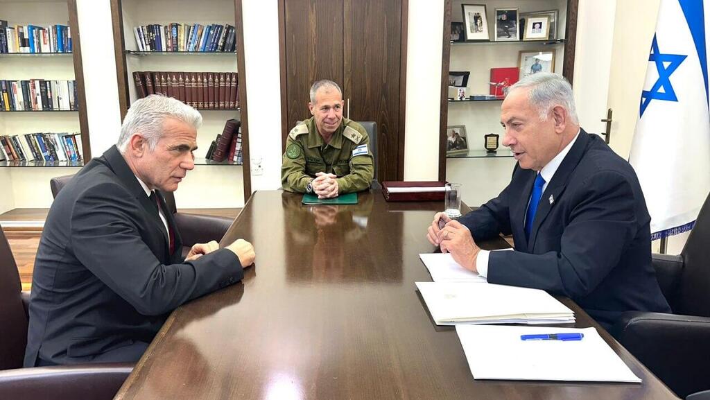 "כשאתה מצהיר שישראל קורסת איך אתה חושב זה מתקבל אצל אויבינו?". נתניהו ולפיד בעדכון הביטחוני, שלשום ראש הממשלה בנימין נתניהו נפגש בקרייה בתל אביב לעדכון ביטחוני עם יו״ר האופוזיציה יאיר לפיד