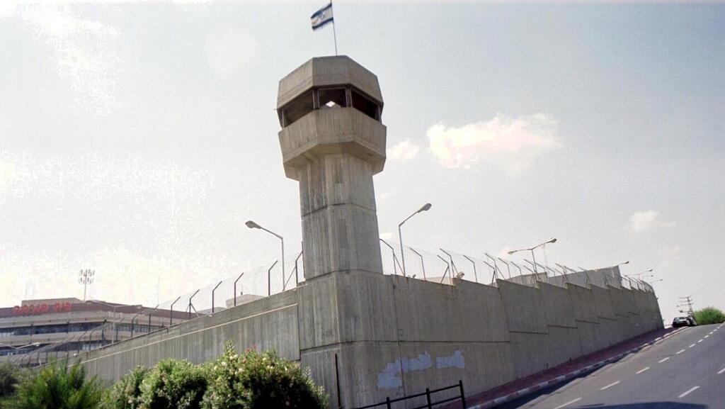 אבו כביר. רימונים וחשד לסחיטה באיומים (צילום: טל כהן) אבו כביר
